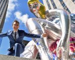 Jeff Koons. Un ritratto privato, la recensione: il kitsch elevato ad opera d'arte