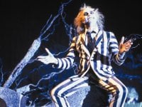 Beetlejuice 2: Michael Keaton tornerà a indossare il mitico completo a righe bianche e nere