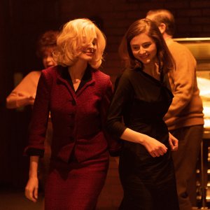 Eileen: Anne Hathaway, Thomasin McKenzie in una scena del film