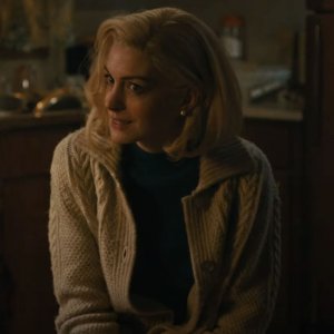 Eileen: Anne Hathaway in una scena del film