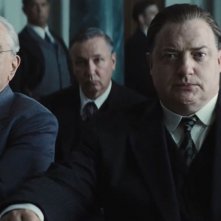 Killers of the Flower Moon: Brendan Fraser e Robert de Niro in una scena in tribunale