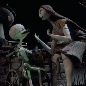 Nightmare Before Christmas: Sally e il Dottor Finklenstein in una scena
