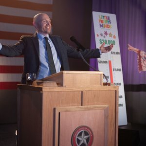 Old Dads: Bill Burr, Rachael Harris in una scena del film