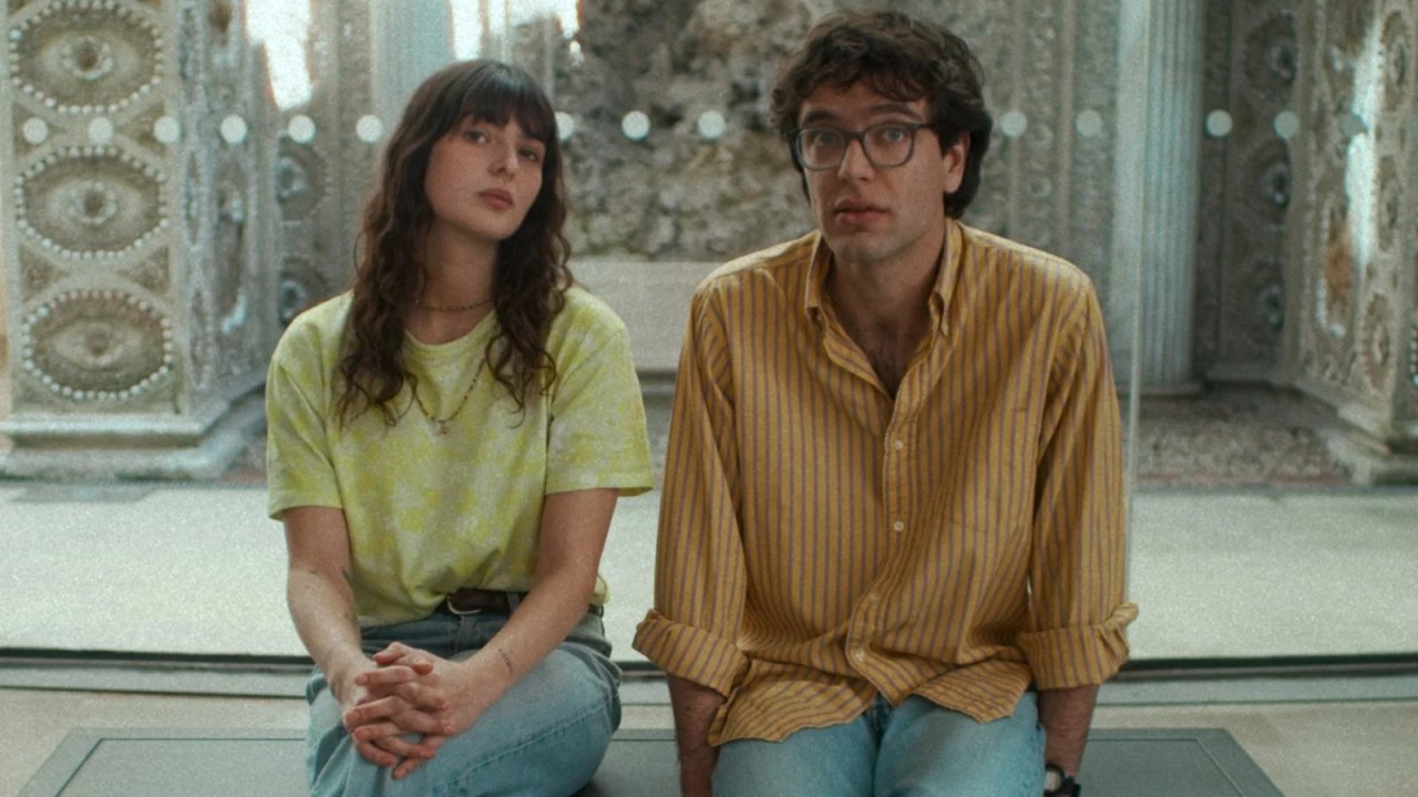 Troppo azzurro, la recensione: l'esordio di Filippo Barbagallo è strepitoso