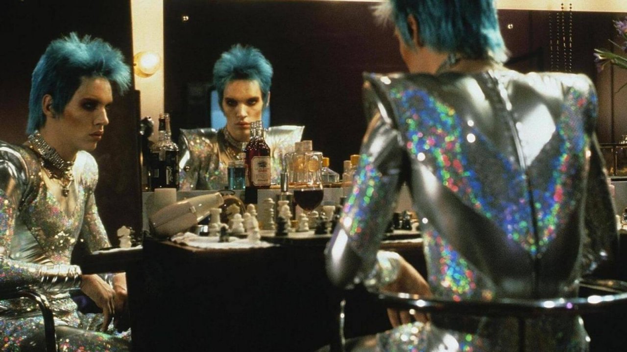 Velvet Goldmine: l’epopea del glam rock nel falso biopic su David Bowie