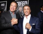 Sylvester Stallone e Arnold Schwarzenegger hanno messo fine alla loro rivalità per un hamburger