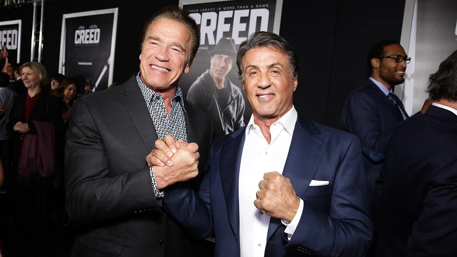 Sylvester Stallone e Arnold Schwarzenegger hanno messo fine alla loro rivalità per un hamburger