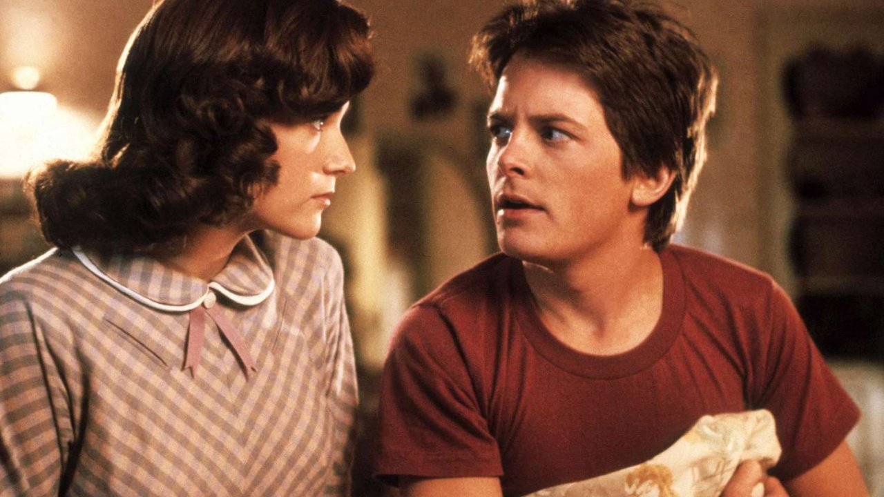 Michael J. Fox e Lea Thompson in una scena di Ritorno al futuro