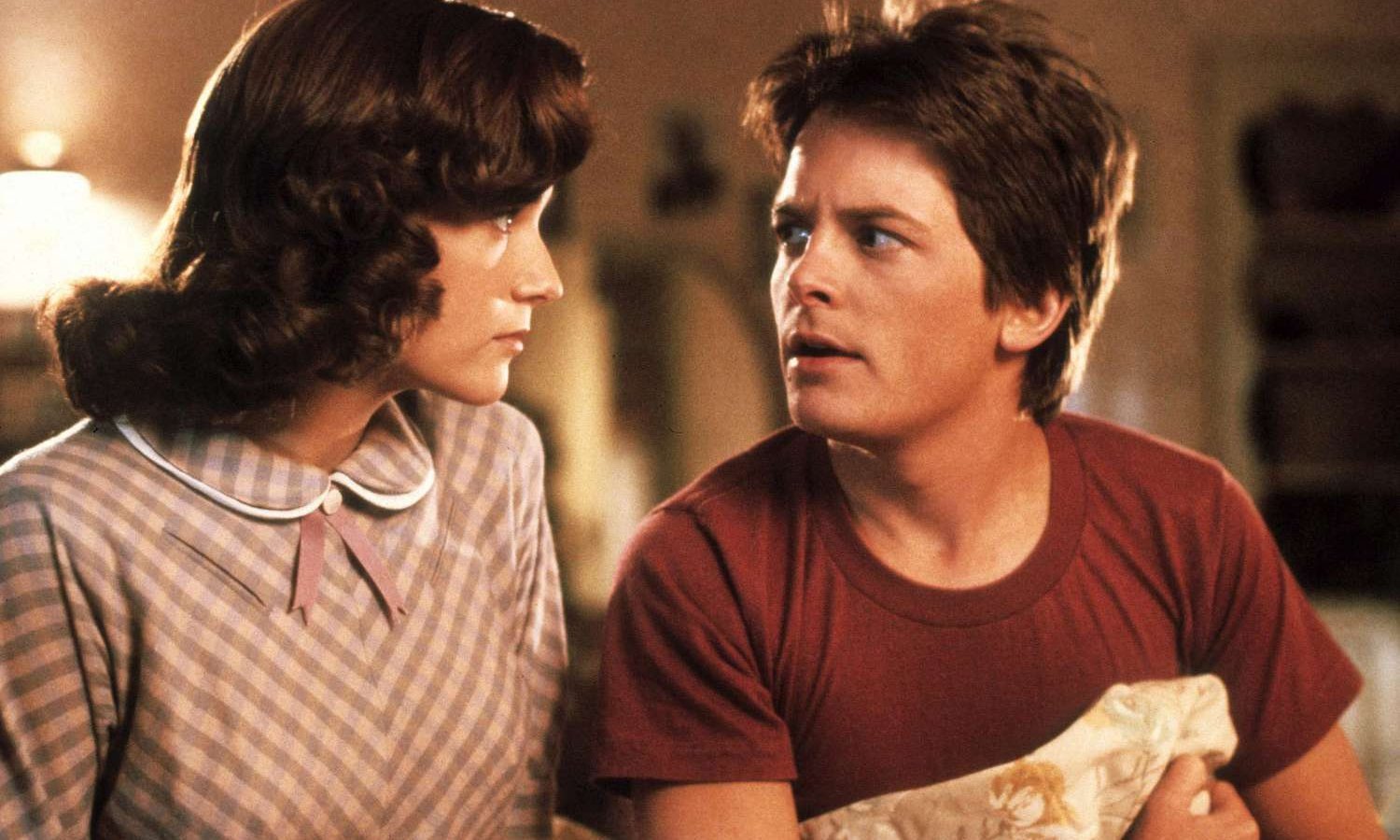 Lea Thompson e Michael J. Fox in una scena di Ritorno al futuro