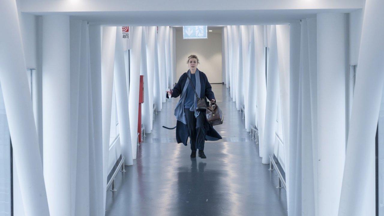 Volare, la recensione: quando Margherita Buy dirige e prende in giro… Margherita Buy