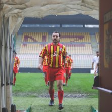 L'Altra Via: Fausto Verginelli in una foto dal set,  allo stadio