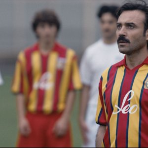 L'Altra Via: Fausto Verginelli nel ruolo di Andrea mentre si prepara a calciare un rigore