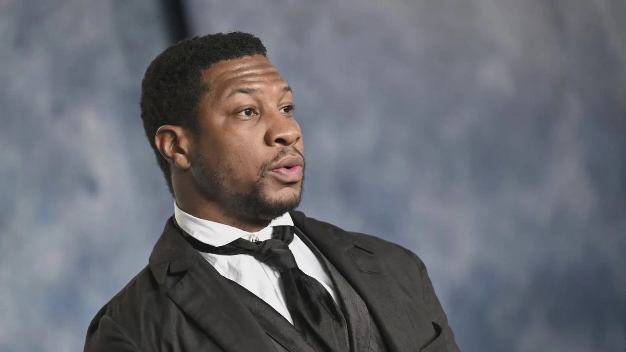 Jonathan Majors: il suo caso non è stato archiviato, il processo per violenza domestica inizierà a novembre