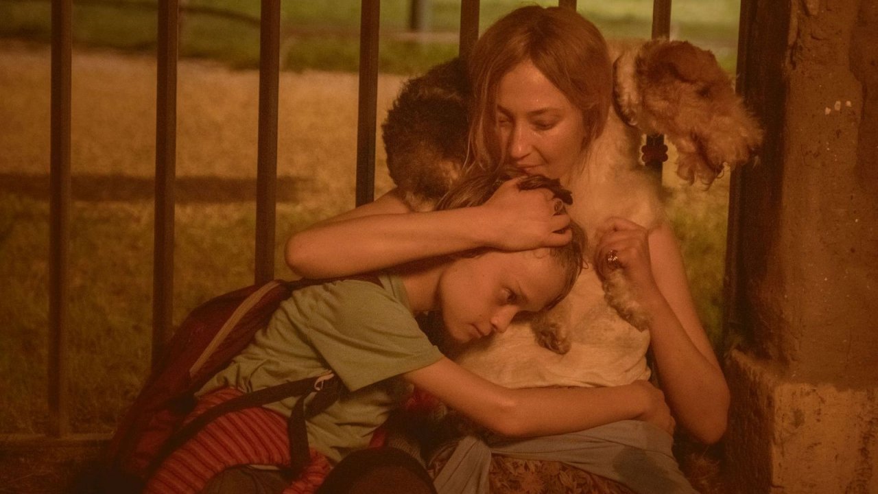 Te l'avevo detto, la recensione del nuovo film di Ginevra Elkann: sudore, dipendenze e follia