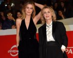 Margherita Buy e la figlia Caterina De Angelis sembrano sorelle sul red carpet della Festa del cinema di Roma