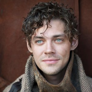 Medicus: Tom Payne in un primo piano
