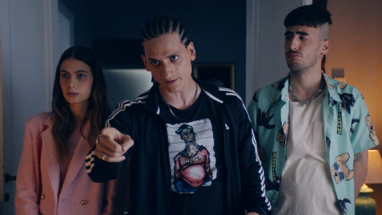 La guerra del Tiburtino III, la recensione: se gli alieni invadono Roma Est (in uno stiracchiato film pop)