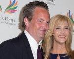 Friends, Lisa Kudrow trova un biglietto di Matthew Perry vent'anni dopo: 'Il tempismo è tutto'