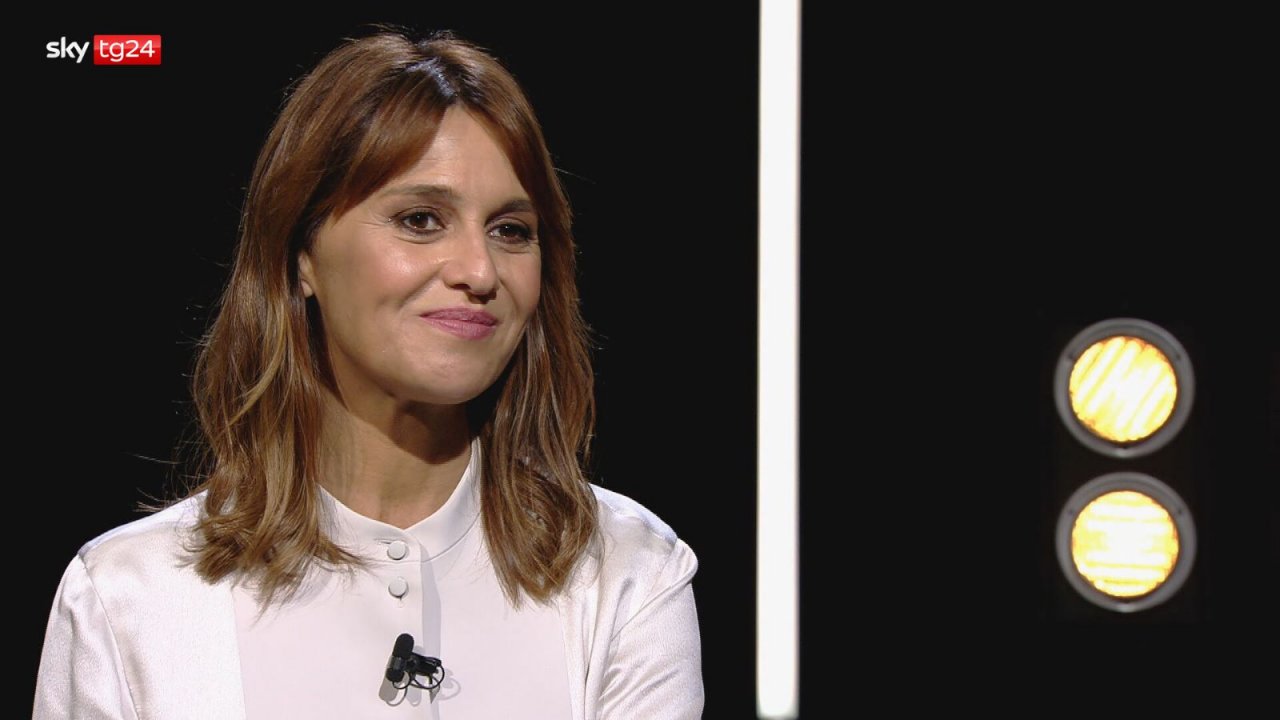Paola Cortellesi è ospite di Stories su Sky Tg24 dopo il successo del suo C’è ancora domani