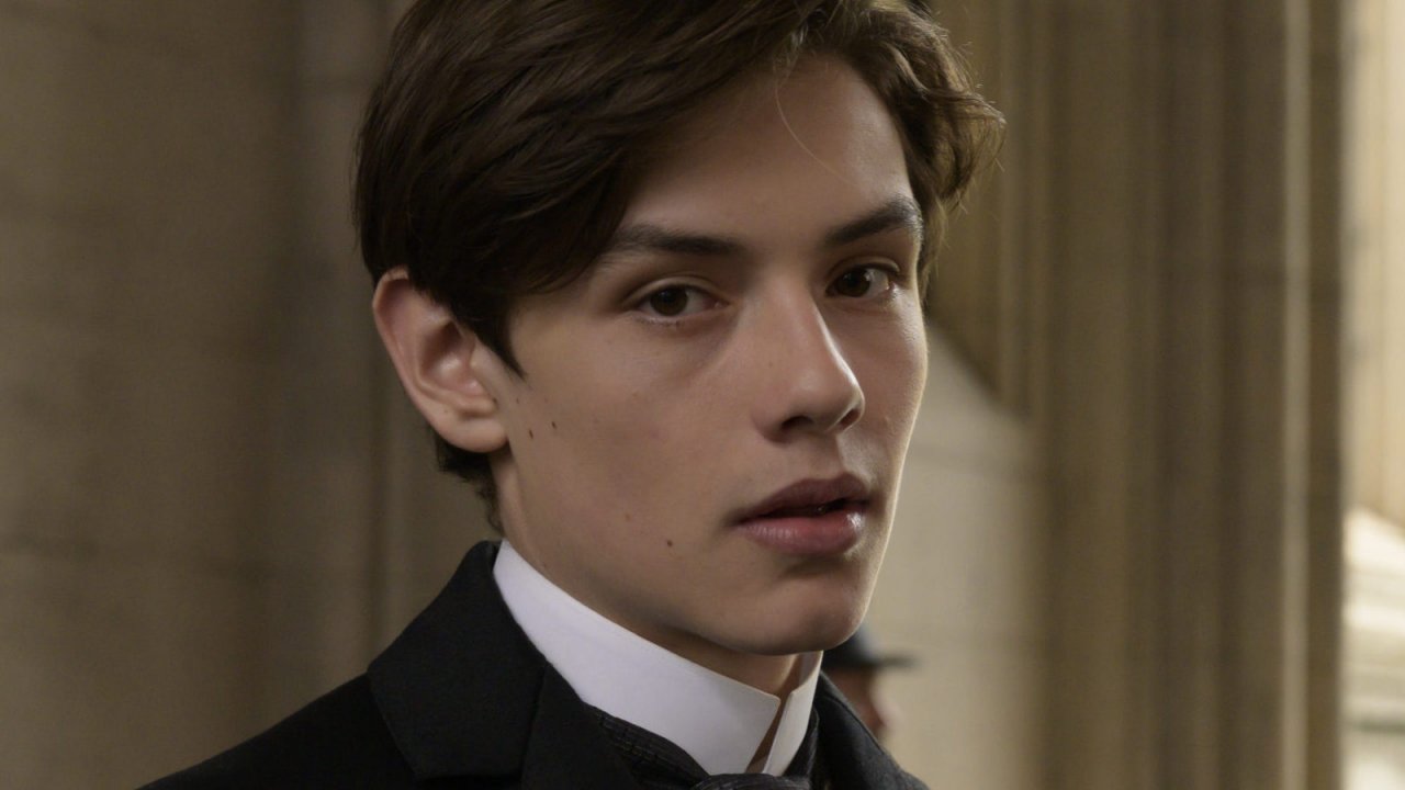 Enola Holmes: il giovane Louis Partridge fa coppia con una celebre popstar