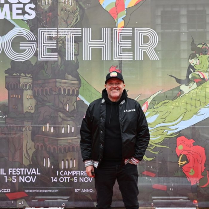 Max Pezzali in posa a Lucca Comics & Games 2023