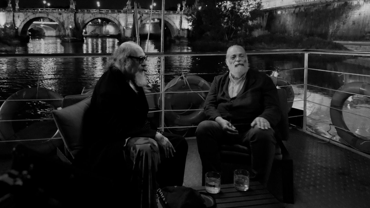 Roma, santa e dannata, la recensione: ma quale documentario, questo è un grande pub crawl narrativo!