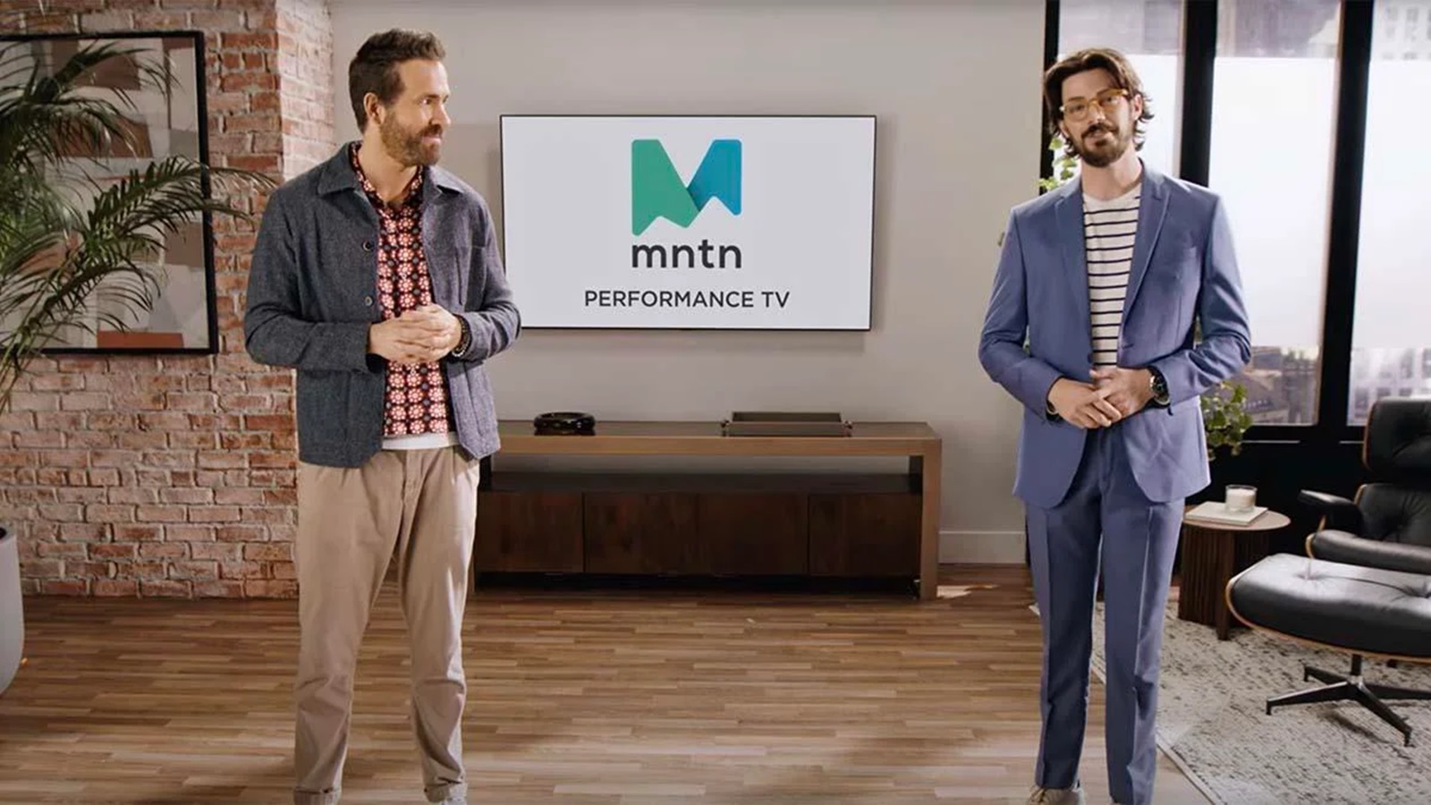Ryan Reynolds coinvolge Grant Gustin nel nuovo spot video della sua MNTN