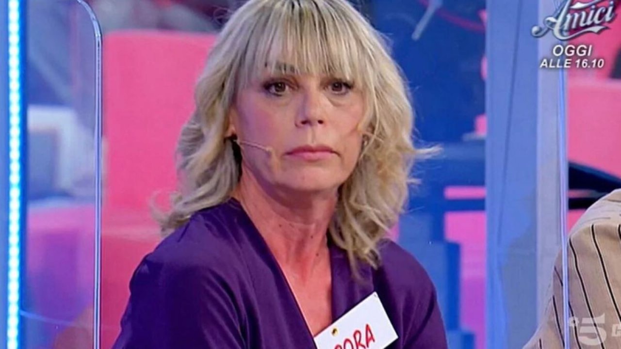 Uomini e donne: Maria De Filippi asfalta  Aurora Tropea 'Verifica le cose e poi puoi parlare'