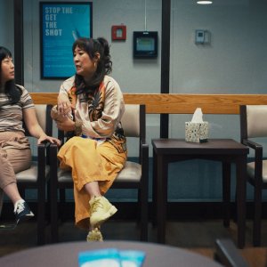 Quiz Lady: Sandra Oh e Awkwafina in una scena del film