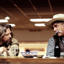 Il grande Lebowski: Jeff Bridges e Sam Elliot in una foto del film