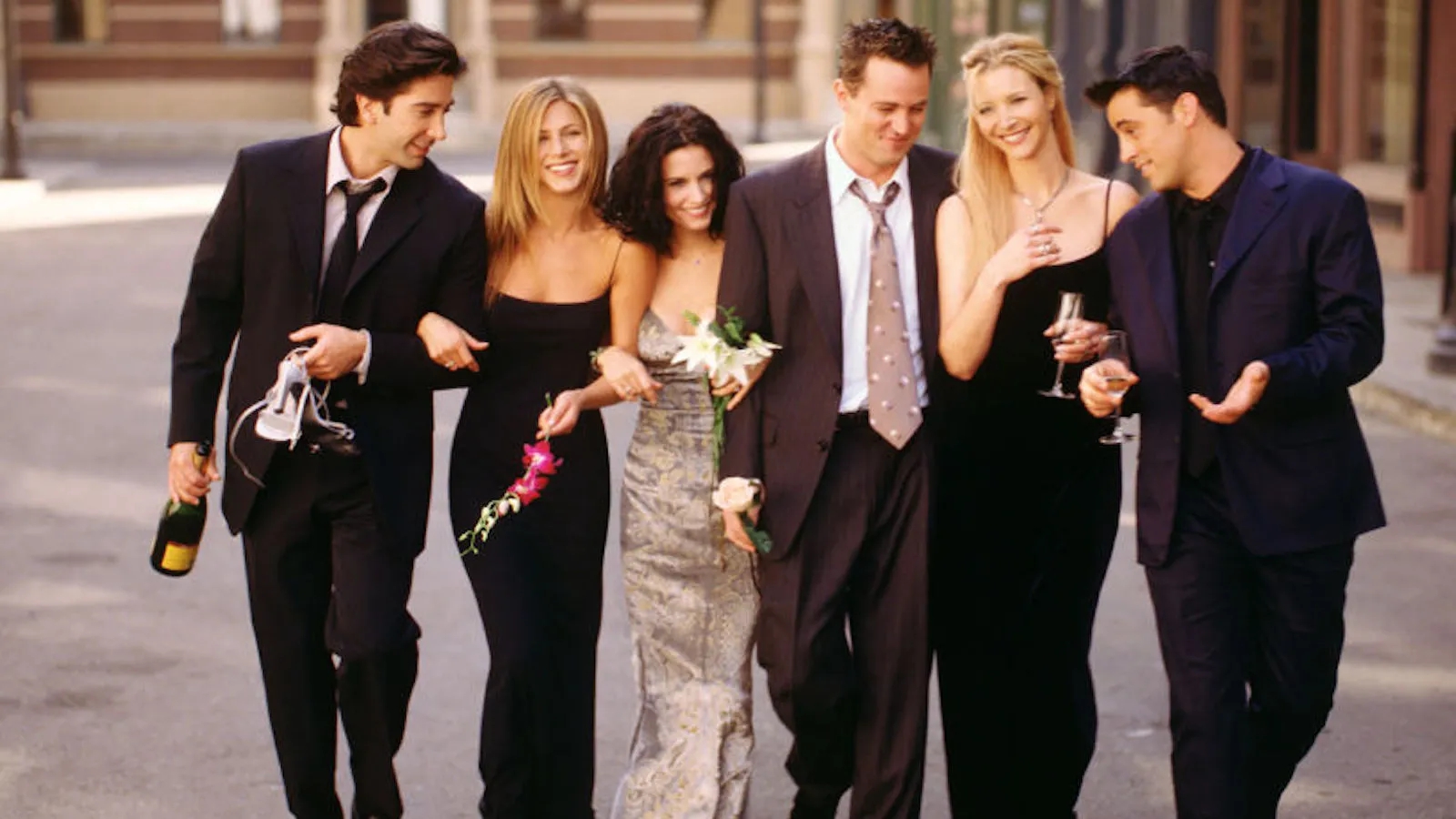 Matthew Perry: le co-star di Friends al funerale del compianto attore (VIDEO)