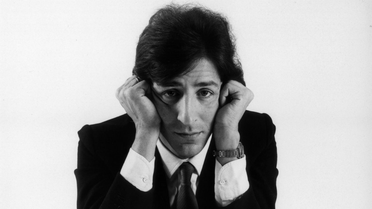 Io, noi e Gaber la recensione: Giorgio Gaber, l’uomo che vedeva nel futuro