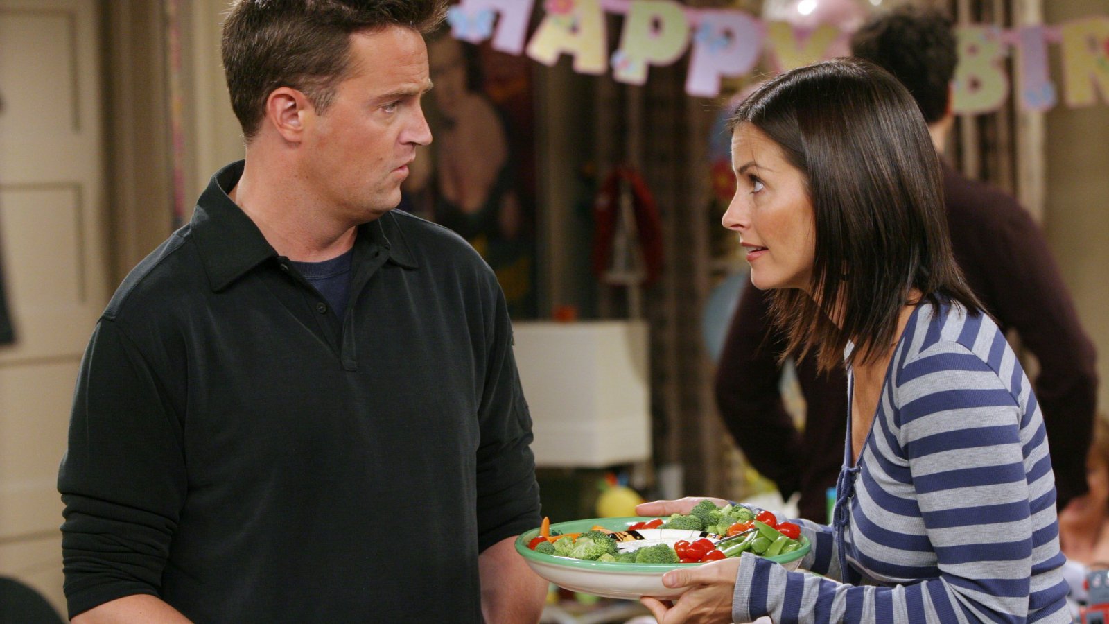 Friends, Matthew Perry ha rifiutato che Chandler tradisse Monica: 'I fan non mi avrebbero mai perdonato'