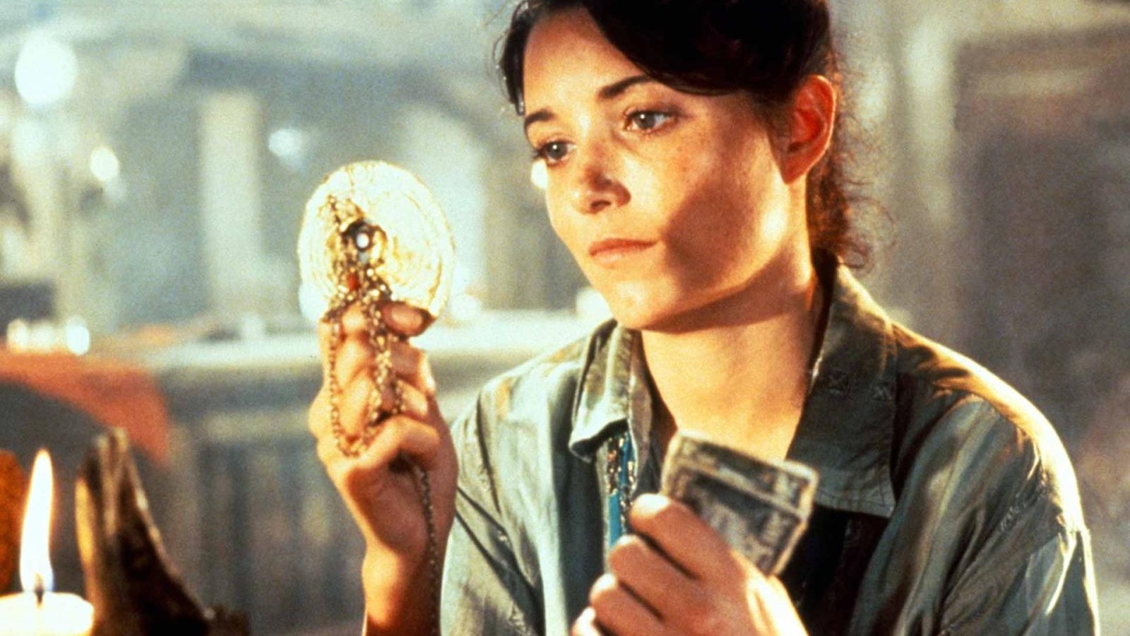 Karen Alle in una scena de I predatori dell'arca perduta