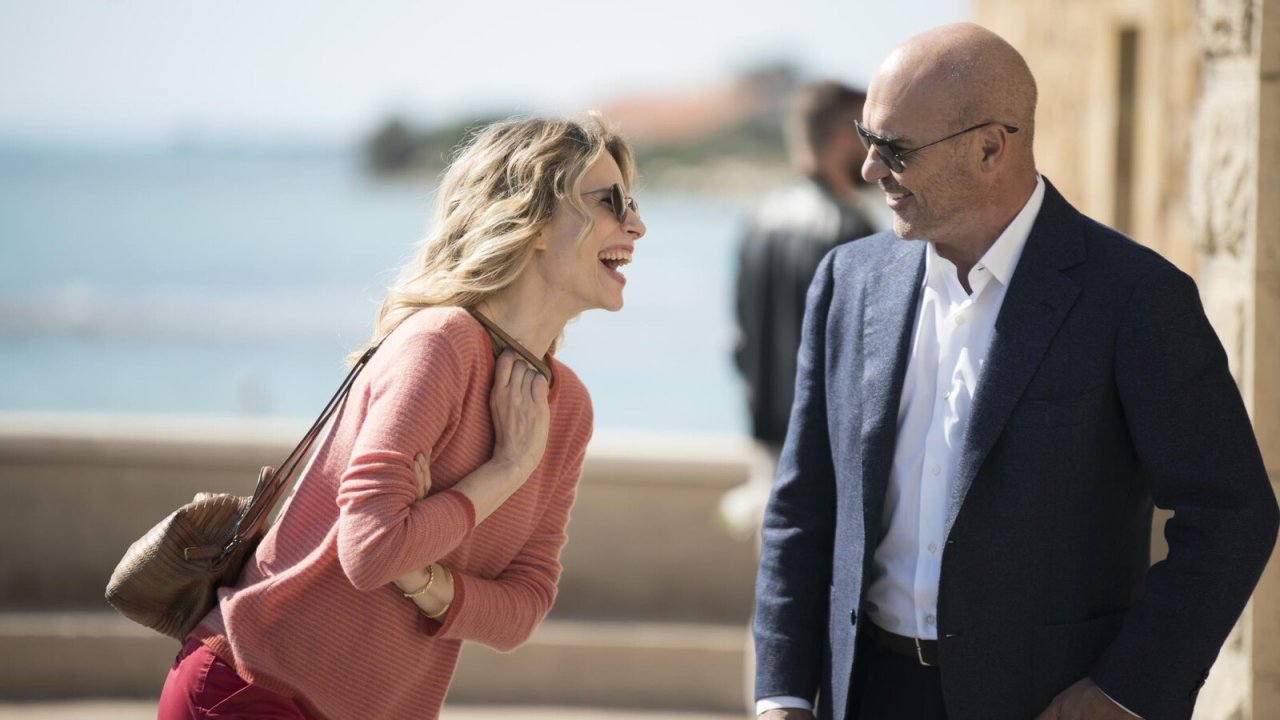 Il commissario Montalbano stasera su Rai 1 con Salvo amato, Livia mia in replica: la trama