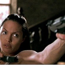 Lara Croft: Tomb Raider - Angelina Jolie in una scena d'azione