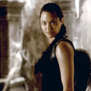 Lara Croft: Tomb Raider - Angelina Jolie in una scena