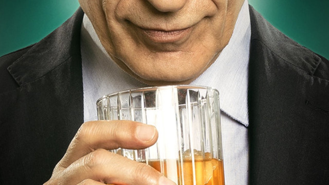 Monterossi 2, la recensione: nuovi casi, vecchio sarcasmo per Fabrizio Bentivoglio