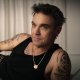 Robbie Williams arriva in Italia: parteciperà alla premiere di Better Man a Roma