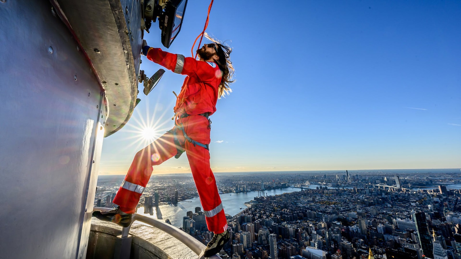 Jared Leto scala l'Empire State Building per celebrare il tour dei 30 Seconds to Mars, ecco le foto e i video