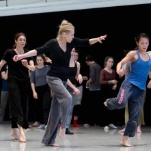 Codice Carla: Carolyn Carlson e i suoi allievi in una scena del film