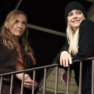 The Estate: Toni Collette, Anna Faris in una scena del film