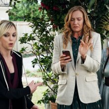 The Estate: Anna Faris, Toni Collette, Keyla Monterroso Mejia in una scena del film