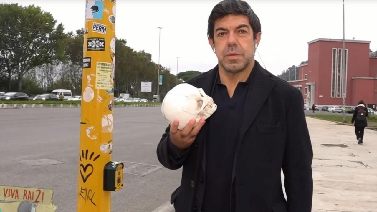 Pierfrancesco Favino recita poesie sulle strisce pedonali per colpa di Fiorello: lo sketch di Viva Rai2!