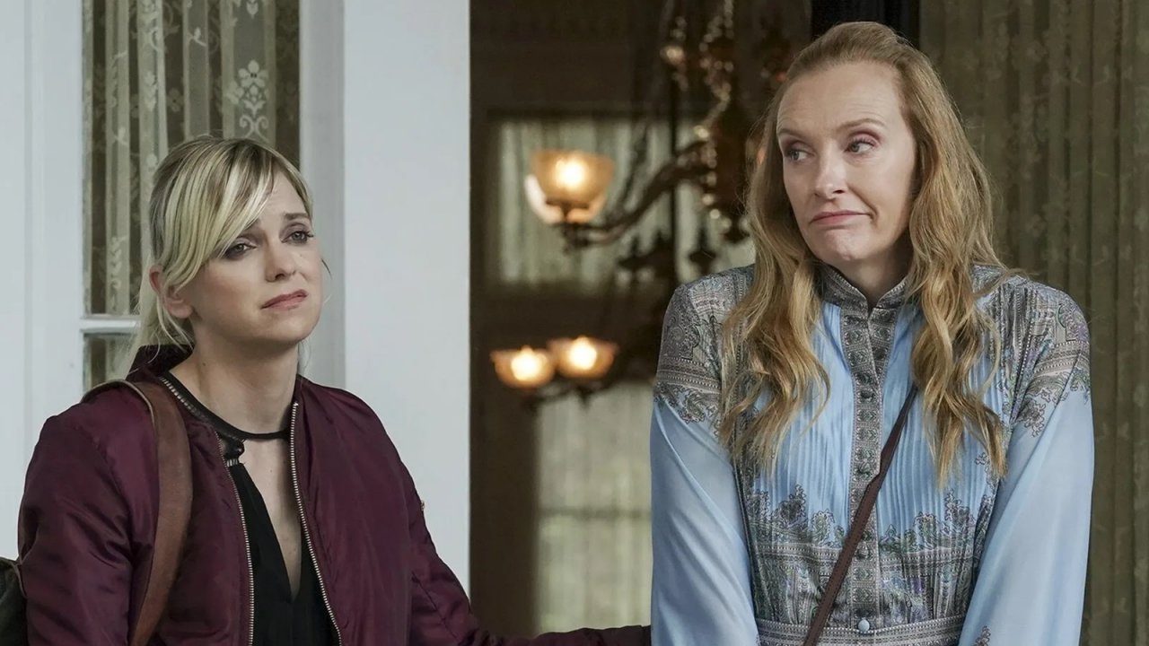 The Estate: Anna Faris e Toni Collette in una clip in esclusiva del film