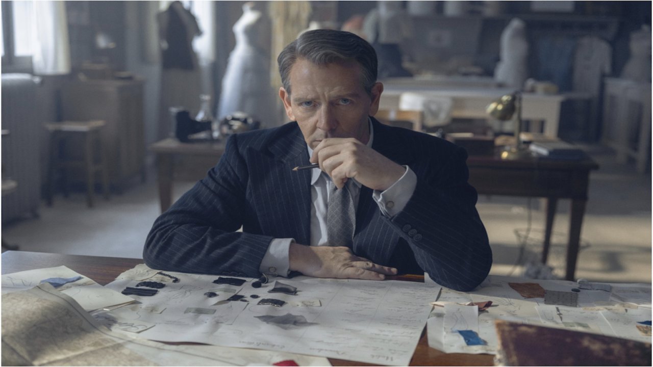 The New Look: le prime immagini della nuova dramedy con Ben Mendelsohn e Juliette Binoche