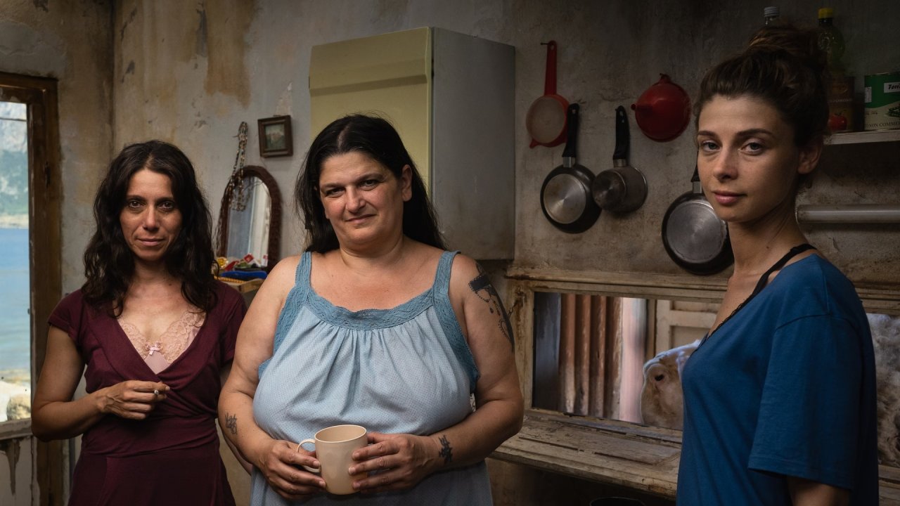 Misericordia, recensione: viva il cinema carnale, disperato e bellissimo di Emma Dante