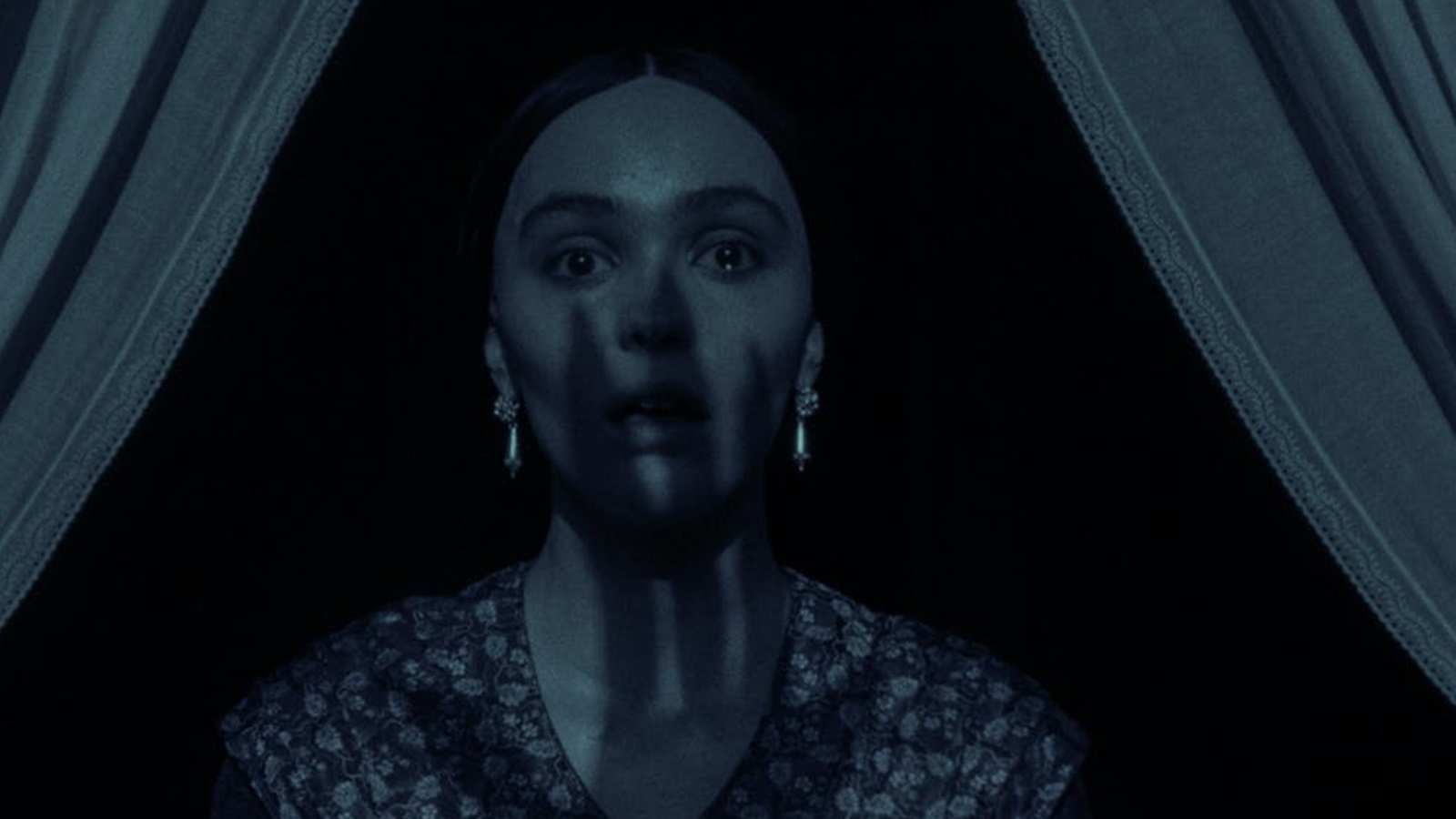 Nosferatu: Lily-Rose Depp nella prima foto del film horror di Robert Eggers