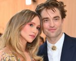 Suki Waterhouse e Robert Pattinson aspettano un figlio, l'annuncio live