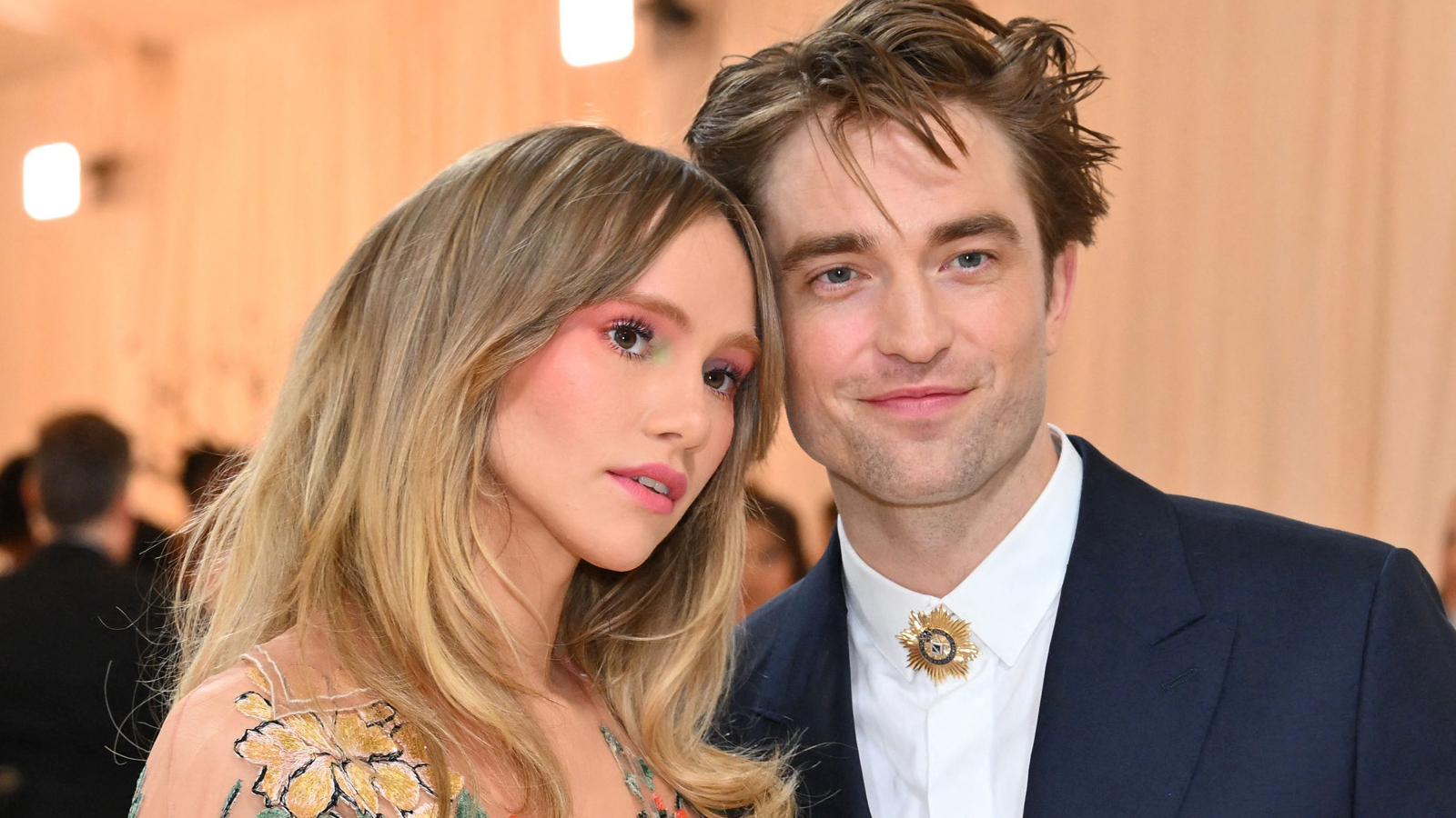 Suki Waterhouse e Robert Pattinson aspettano un figlio, l'annuncio live